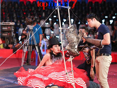 Cô gái cao nhất nhà chung Next Top bị loại vì diễn dở