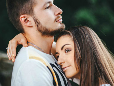 Dấu hiệu chồng bạn đang tơ tưởng cô gái khác