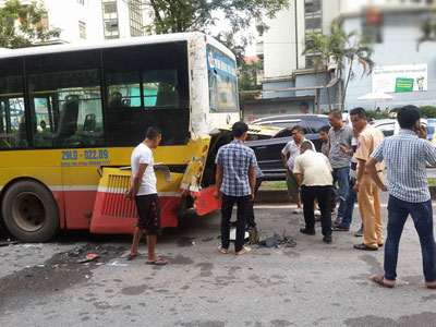 Hà Nội: Xe bồn đâm bẹp đuôi xe buýt, hàng chục hành khách la hét thất thanh