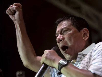 Họp báo nửa đêm, ông Duterte "đuổi" hết "người cũ"