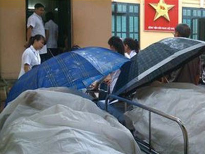 Lạ lùng cảnh phủ nilon, che ô tránh nước mưa cho bệnh nhân chờ mổ ở BV Việt Đức