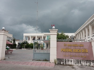 Nam thanh niên xông vào trụ sở UBND phường nhảy lầu tự tử