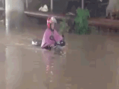 Pha vượt đường ngập của xe máy khiến dân mạng "đau đầu" tranh cãi