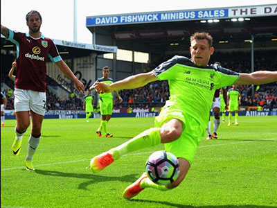 Thua Burnley, CĐV Liverpool đổ tội cho... màu áo