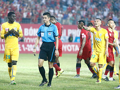 Tranh cãi vì trọng tài ngoại tại V.League