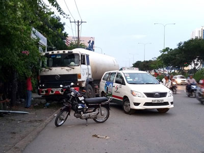 Xe bồn húc taxi gần trạm xe buýt, nhiều người tháo chạy