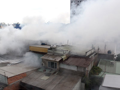 Cháy kho giấy, đe doạ nhiều nhà dân ở Sài Gòn