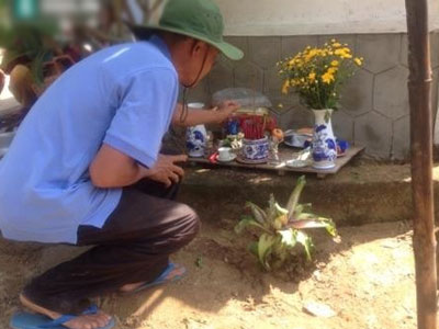 Huế: Người dân đổ xô đến cúng bái gốc chuối kỳ lạ