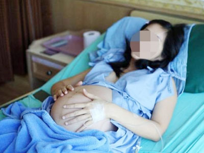 "Lại con gái à, ba đứa con gái thì sau này lấy ai chống gậy?"
