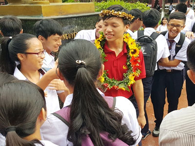 Quán quân Olympia kẹt trong “vòng vây” của học sinh Quốc học Huế