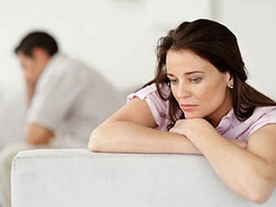 Tôi cố gần chồng để tránh ngã vào lòng người đàn ông khác