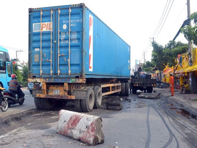 Xe đầu kéo tông dải phân cách, cuốn người đàn ông vào gầm