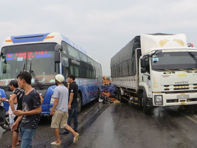 Xe máy nát bét kẹt giữa hai ôtô, người đàn ông nguy kịch