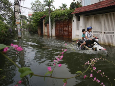 5 ngày sau bão, nhiều nhà dân ở Hà Nội vẫn ngập sâu