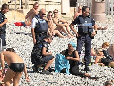 Cảnh sát Pháp yêu cầu một phụ nữ lột burkini trên bãi biển