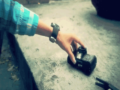 Chàng trai đập vỡ máy ảnh 16 triệu vì cho rằng mình bị lừa