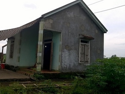 Nghịch tử cầm điếu cày đánh mẹ chết, vợ bị thương