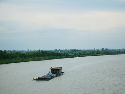 Phát hiện một phần tử thi đang phân hủy mạnh bên bờ sông