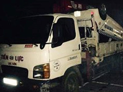Cán bộ quản lý thị trường tử vong trong taxi lao xuống suối