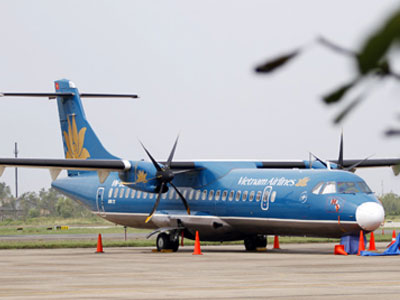 Máy bay ATR 72 bị xe kéo hàng đâm hỏng