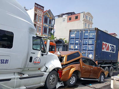 Xe bán tải nát bươm như xe đồ chơi sau cú tông của “hung thần” xa lộ