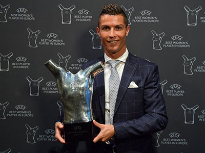Cộng đồng mạng ví Ronaldo giành giải Cầu thủ xuất sắc nhất châu Âu là "MỘT TRÒ HỀ"