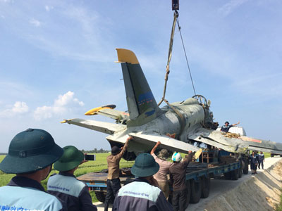 Đưa xác máy bay huấn luyện L39 khỏi cánh đồng để điều tra