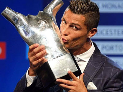 Ronaldo chọc Pique khi đoạt danh hiệu cầu thủ hay nhất châu Âu