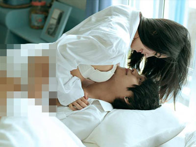Sốc với bộ ảnh cưới theo phong cách giường chiếu của đôi trẻ