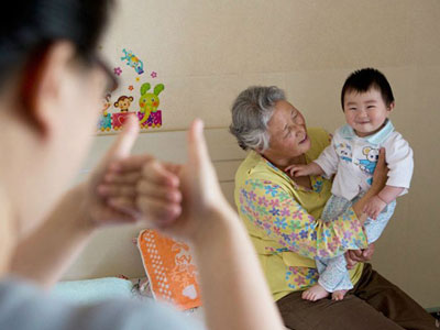 Thời nào mà còn bắt ông bà "có nghĩa vụ" chăm cháu?