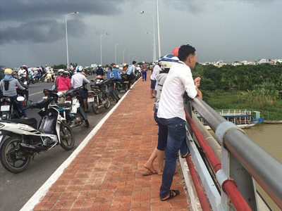 Đà Nẵng: Người đàn ông nhảy cầu tự tử trước sự ngỡ ngàng của người đi đường