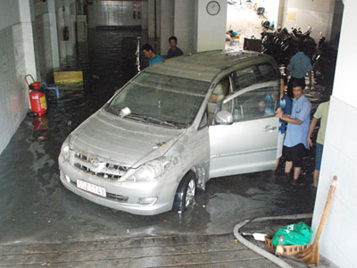 Dân Sài Gòn vất vả "giải cứu" xe máy, ô tô bị nước ngập trong hầm