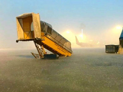 Nhiều bãi đỗ tại Tân Sơn Nhất ngập nửa mét