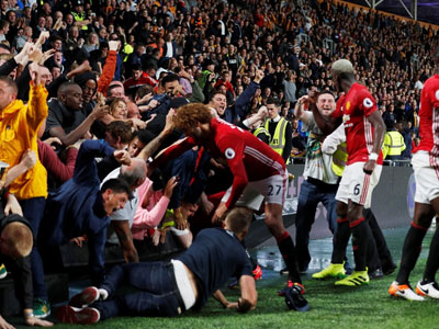 Fan MU giẫm đạp lên nhau ăn mừng bàn thắng của Rashford