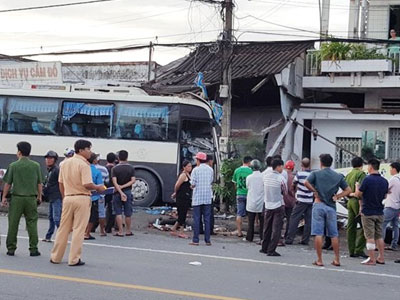 Xe chở hàng chục người đi hành hương lao vào nhà dân