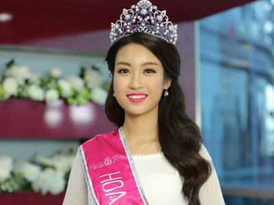 Đỗ Mỹ Linh xinh đẹp xuất hiện sau đăng quang