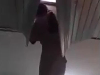 Video: Đột nhập vào nhà dân, nữ "đạo chích" bị mắc kẹt trên trần nhà