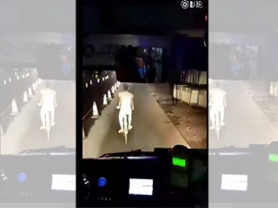 Clip: Thanh niên ngổ ngáo đánh võng trước đầu xe buýt