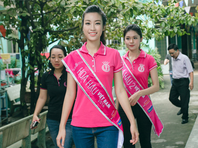 Không váy áo lộng lẫy, Hoa hậu Đỗ Mỹ Linh và 2 Á hậu vẫn xinh tươi khi đi từ thiện sau đăng quang