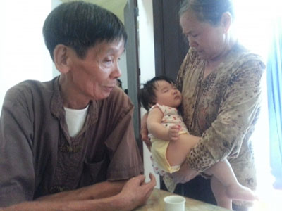 Mẹ lìa đời vì "hung thần" xe buýt, con thơ khóc ngặt khát sữa