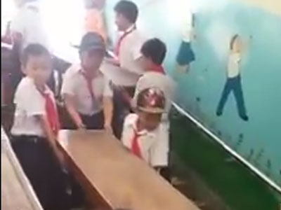 Phụ huynh quay clip học sinh khiêng bàn ghế, nhà trường báo... công an xã!