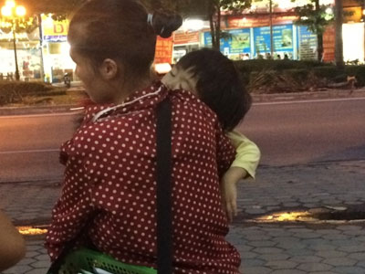 Sự thật sau những em bé ngủ mê mệt trên lưng mẹ đi bán hàng rong
