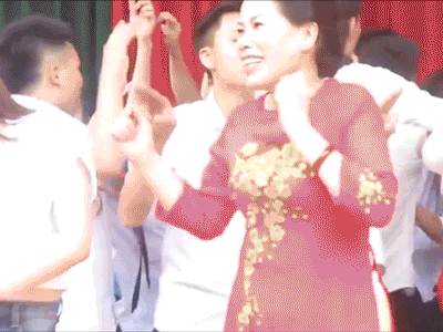 Thầy trò nhảy hỗn loạn trong lễ tốt nghiệp gây tranh cãi