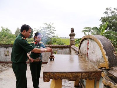 Xạ thủ Hoàng Xuân Vinh cùng vợ vinh quy bái tổ