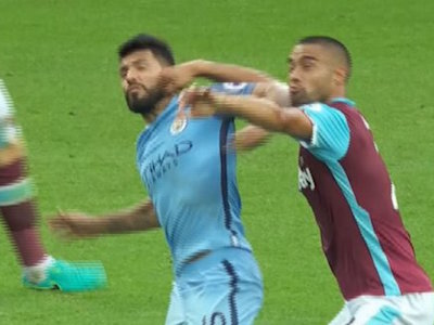Aguero CHÍNH THỨC bị buộc tội đánh nguội, sắp lĩnh án treo giò 3 trận