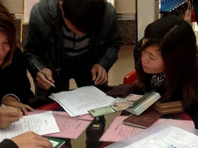 Hơn 4.000 cô dâu Việt lấy chồng nước ngoài xin thôi quốc tịch