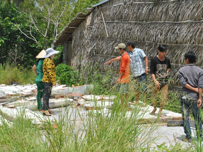 Sập tường nhà hoang, 2 học sinh chết thương tâm