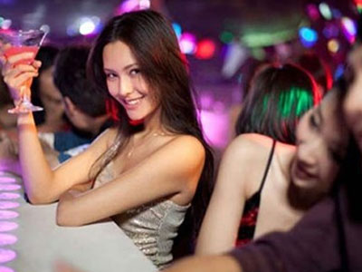 Vợ sa ngã bởi "bẫy tiền" của giám đốc già đa tình