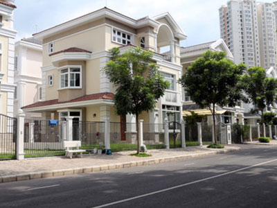 Nhà giàu ở biệt thự triệu USD: View nghĩa địa, hưởng mùi hôi