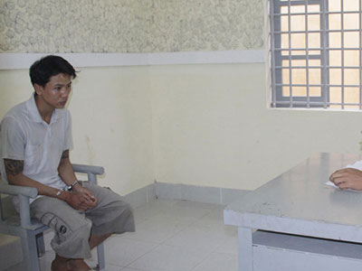 Tên trộm không bằng lái điều khiển ô tô bị lật "chỏng vó"